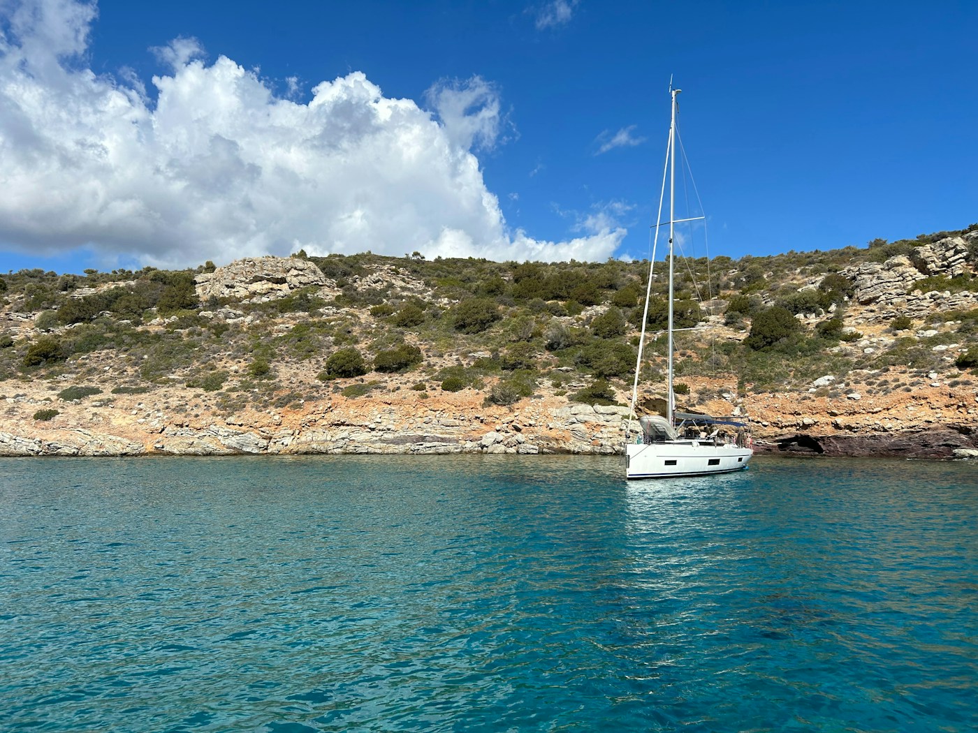Segelboot vor einer felsigen spanischen Mittelmeerküste